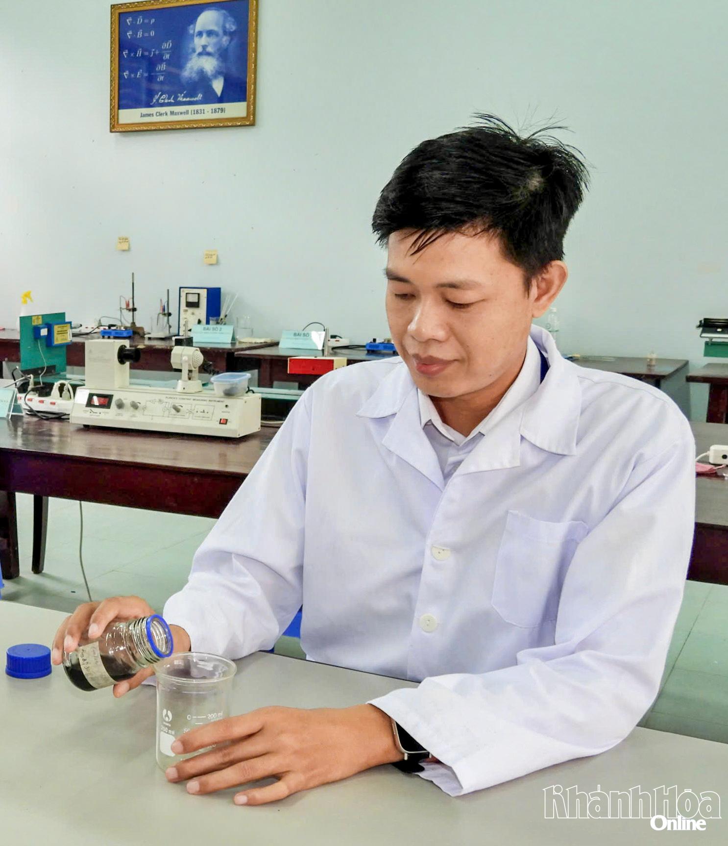 Anh Phan Nguyễn Đức Dược pha trộn vật liệu nano tại phòng thí nghiệm.