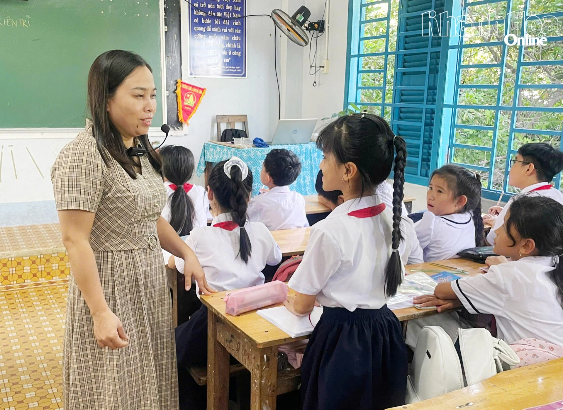 Cô Trần Thị Thúy Nga trong giờ dạy môn Lịch sử tại trường.
