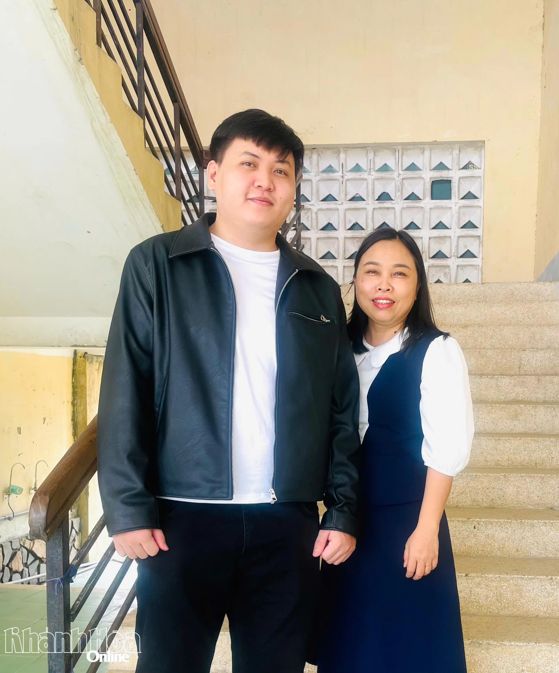Cô Trần Thị Thúy Nga chụp ảnh lưu niệm cùng các học trò cũ.