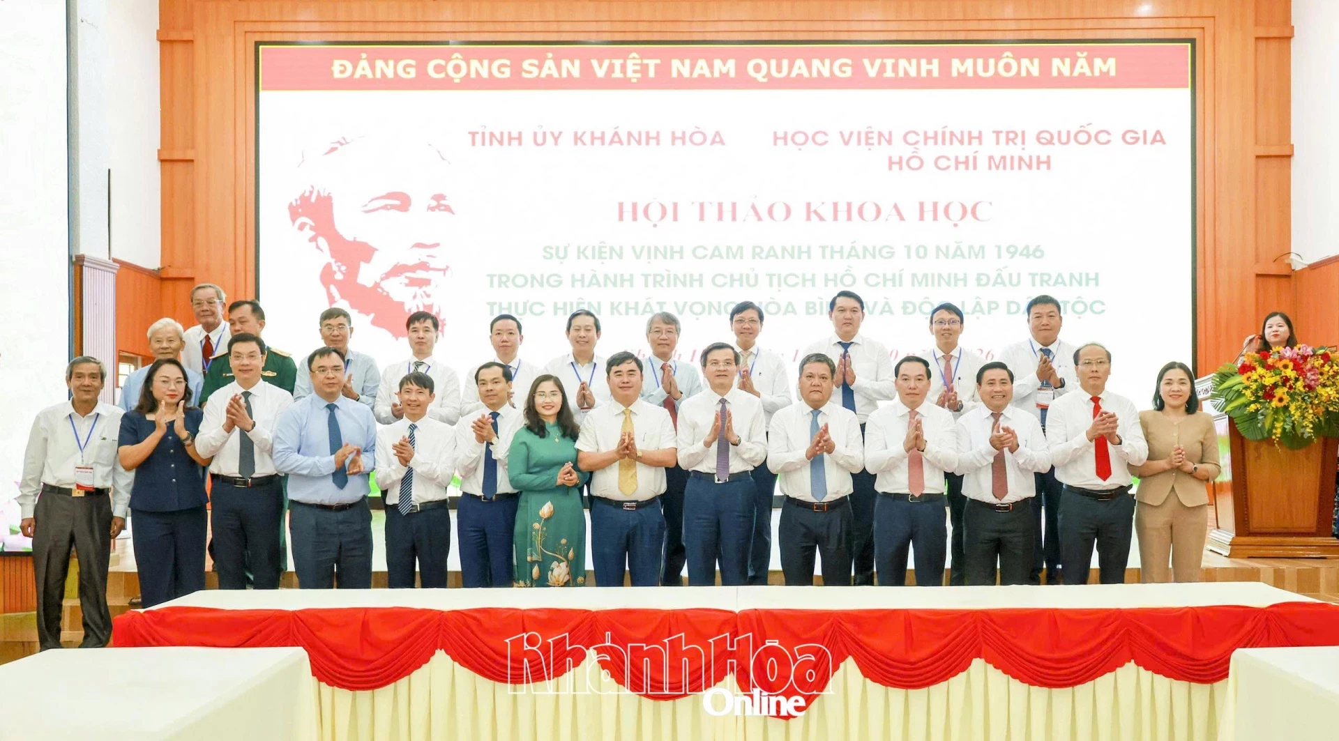 Các đồng chí lãnh đạo Học viện Chính trị Quốc gia Hồ Chí Minh cùng lãnh đạo tỉnh Khánh Hòa chụp hình với đại biểu tham dự hội thảo.