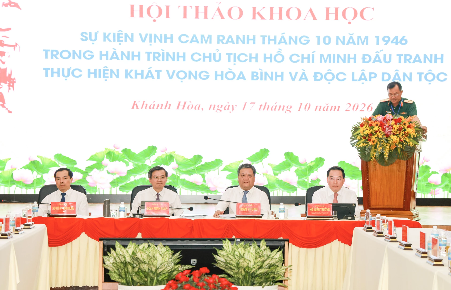 Các đồng chí lãnh đạo Học viện Chính trị Quốc gia Hồ Chí Minh và Tỉnh ủy Khánh Hòa chủ trì Hội thảo.