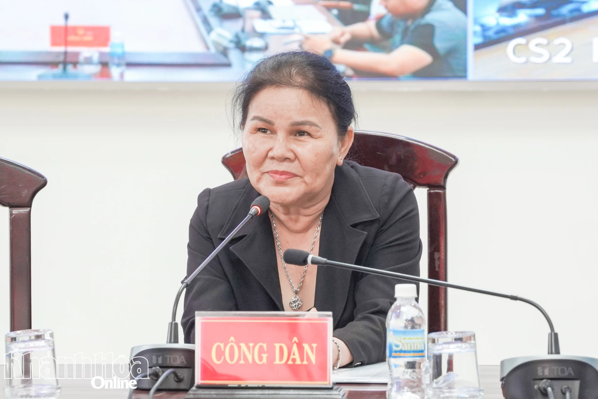 Bà Nguyễn Thị Hạnh (phường Đông Ninh Hòa) trình bày tại buổi tiếp công dân.