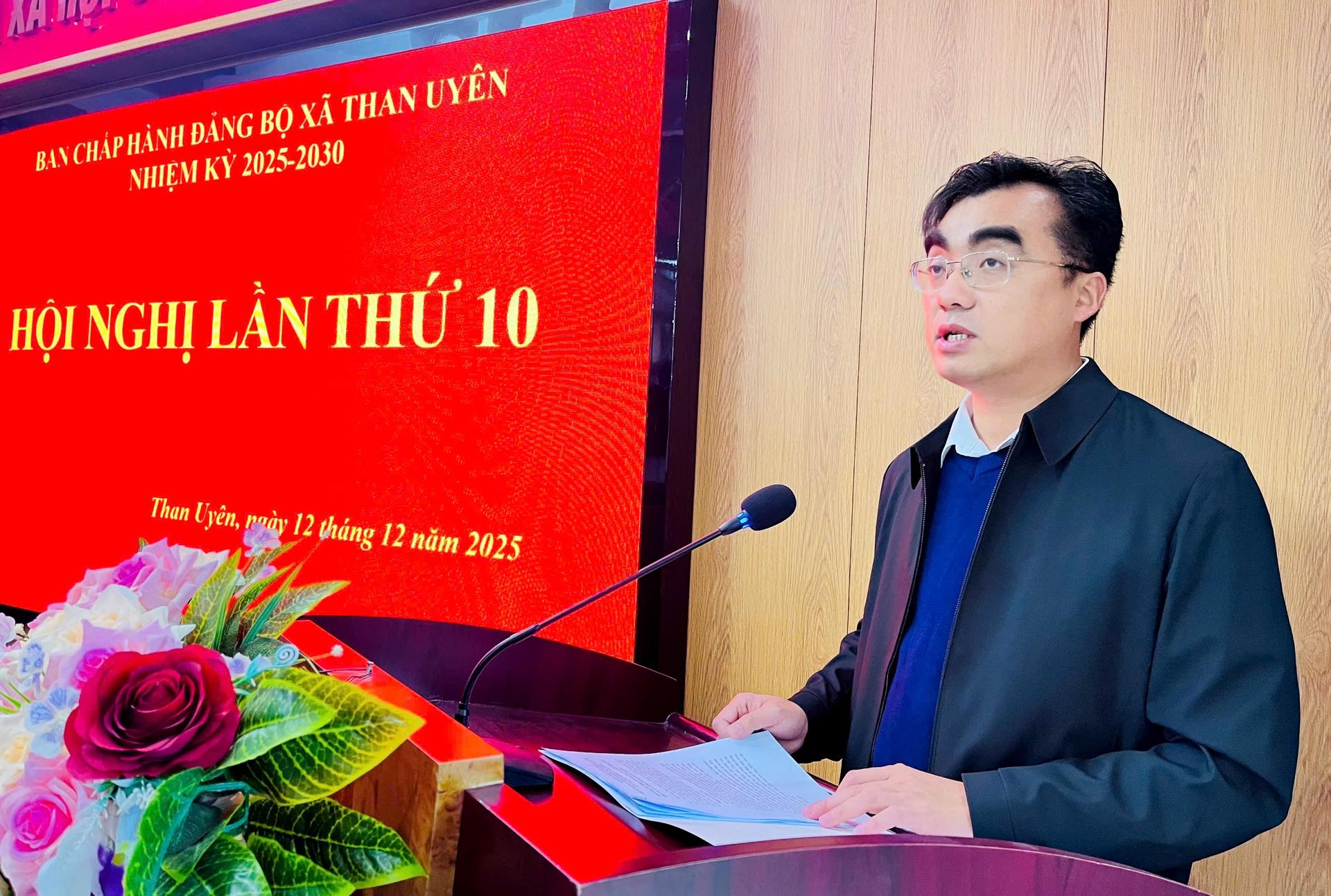 Đồng chí Phạm Hồng Thái  - Tỉnh ủy viên, Bí thư Đảng ủy, Chủ tịch HĐND xã Than Uyên phát biểu kết luận hội nghị. 