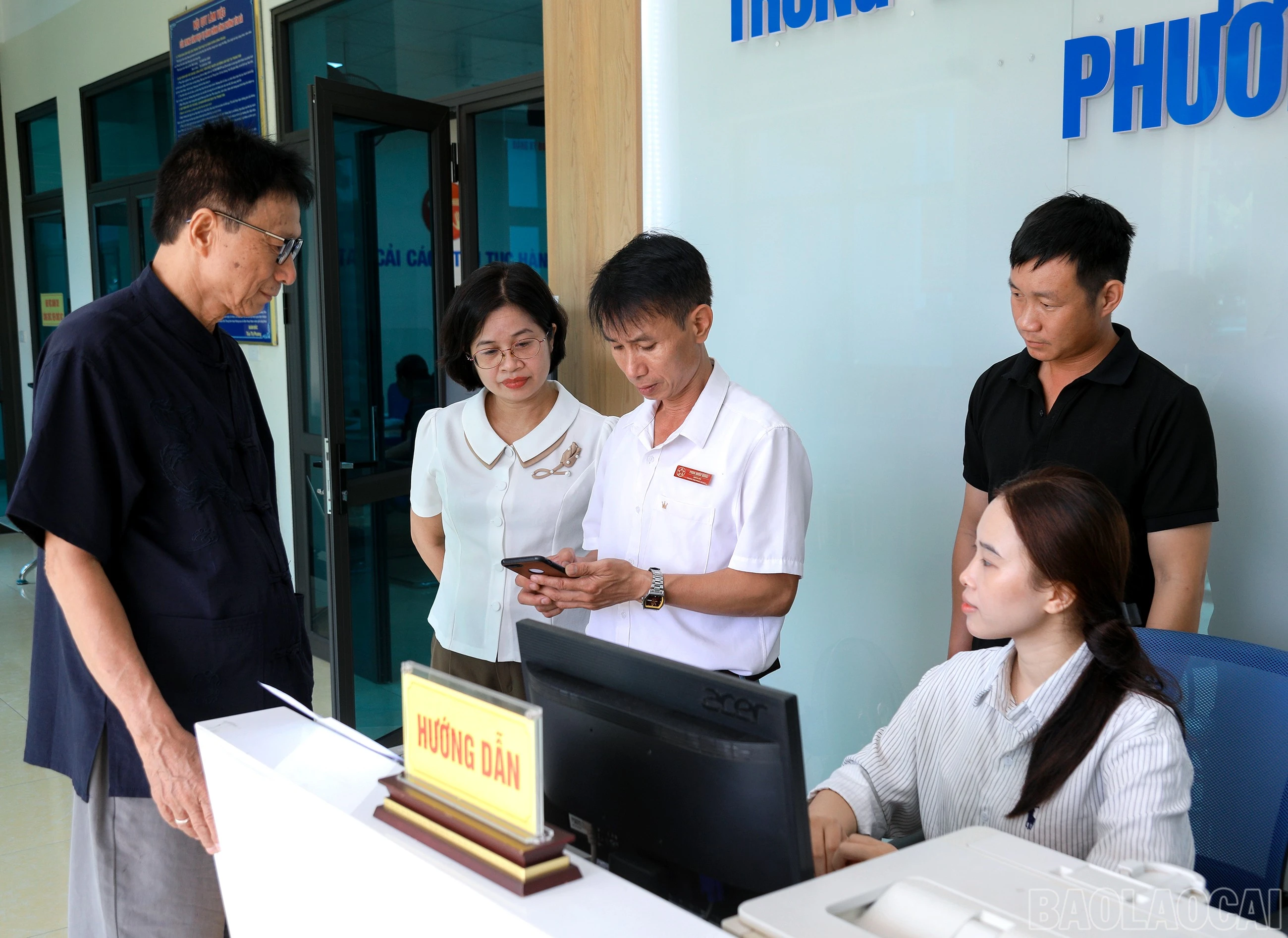 Cán bộ Trung tâm Phục vụ hành chính công phường Yên Bái hướng dẫn người dân thực hiện thủ tục hành chính. baolaocai-br_7j5a6723.jpg