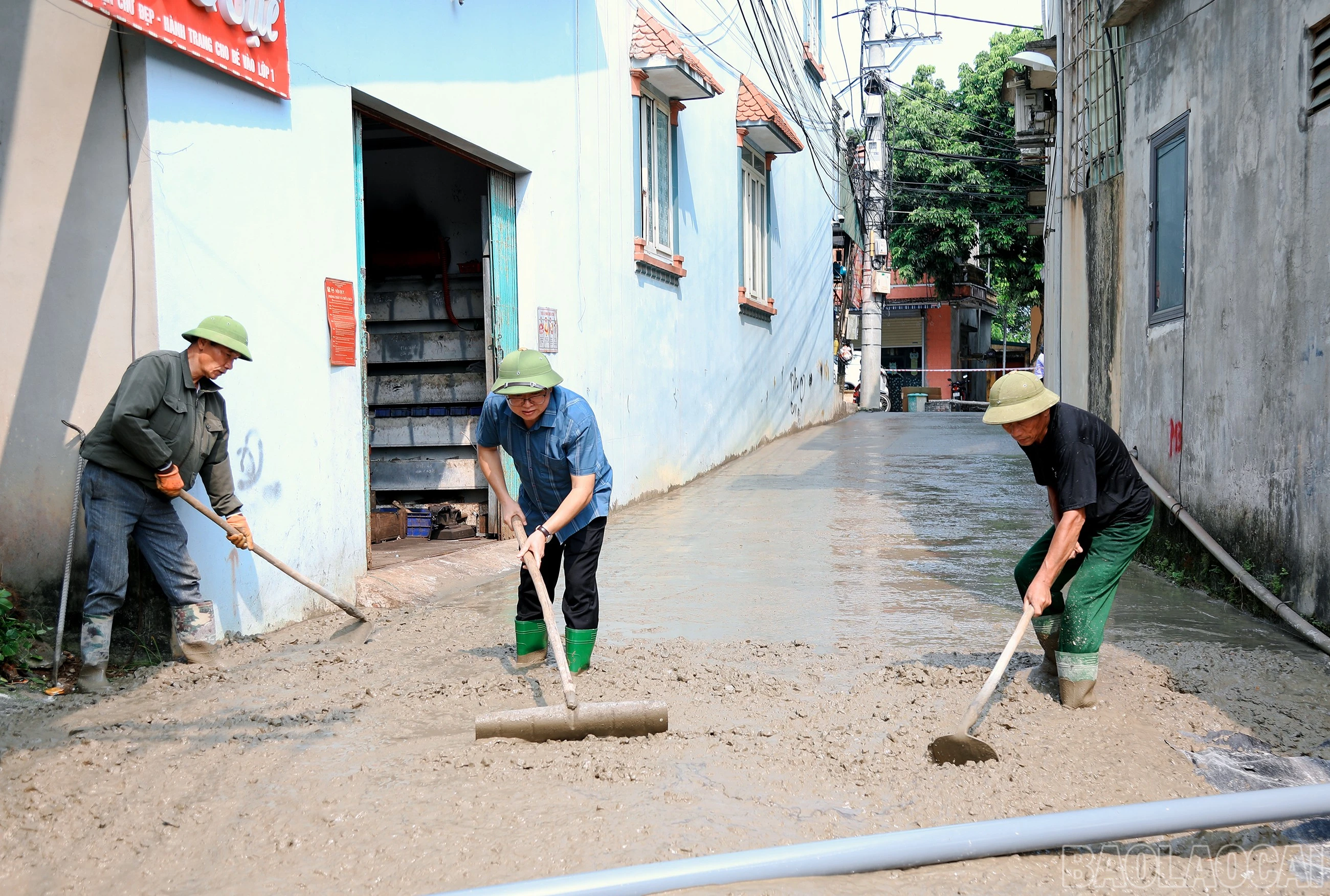Lãnh đạo xã Mậu A cùng người dân làm đường giao thông nông thôn ở tuyến ngõ 140, đường Trần Hưng Đạo, thôn 5, xã Mậu A. baolaocai-br_7j5a6854.jpg