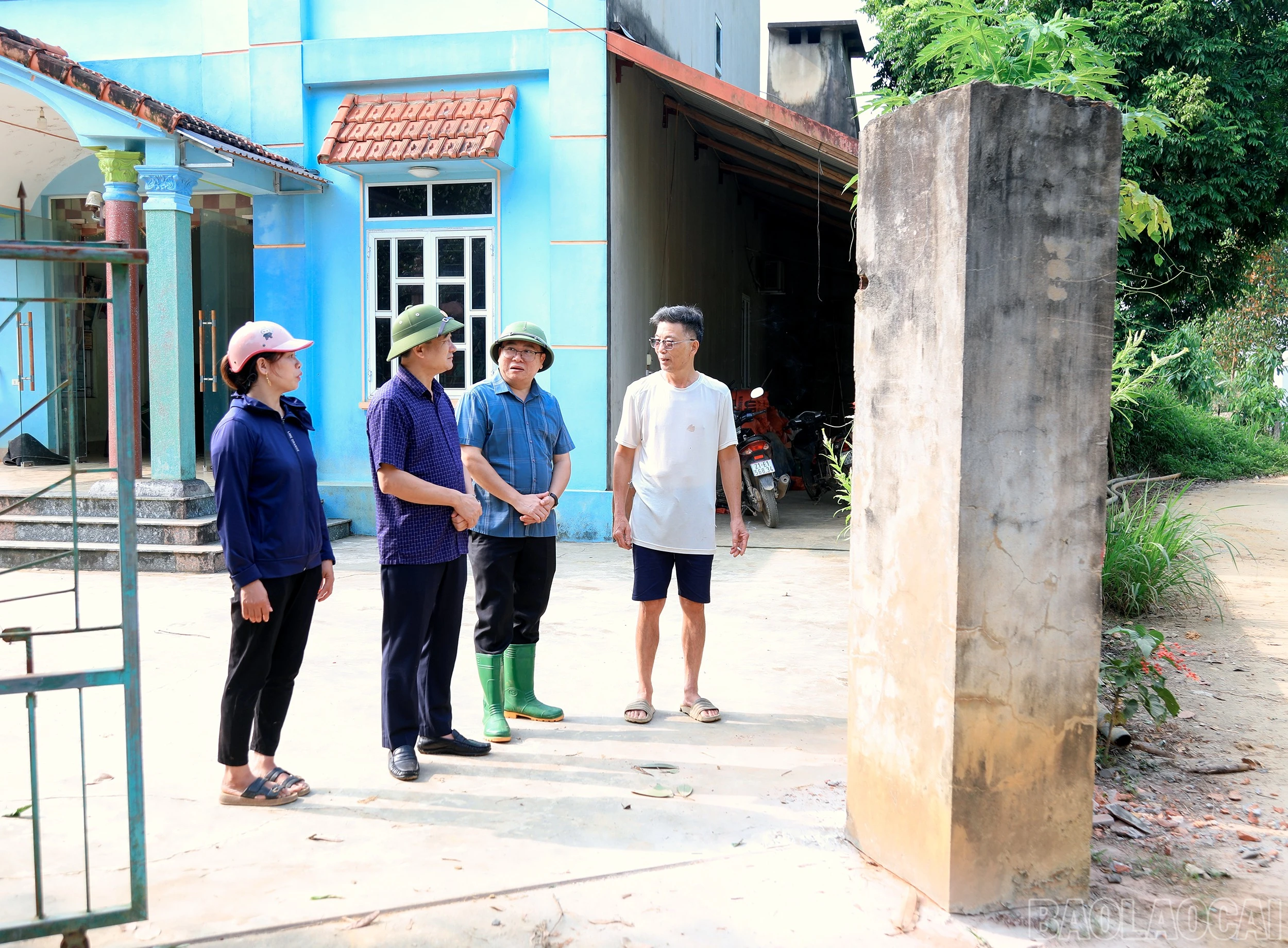 Lãnh đạo xã Mậu A đến từng hộ dân để tuyên truyền, vận động người dân đồng thuận và hiến đất, dịch rào làm đường giao thông nông thôn. baolaocai-br_7j5a6811.jpg