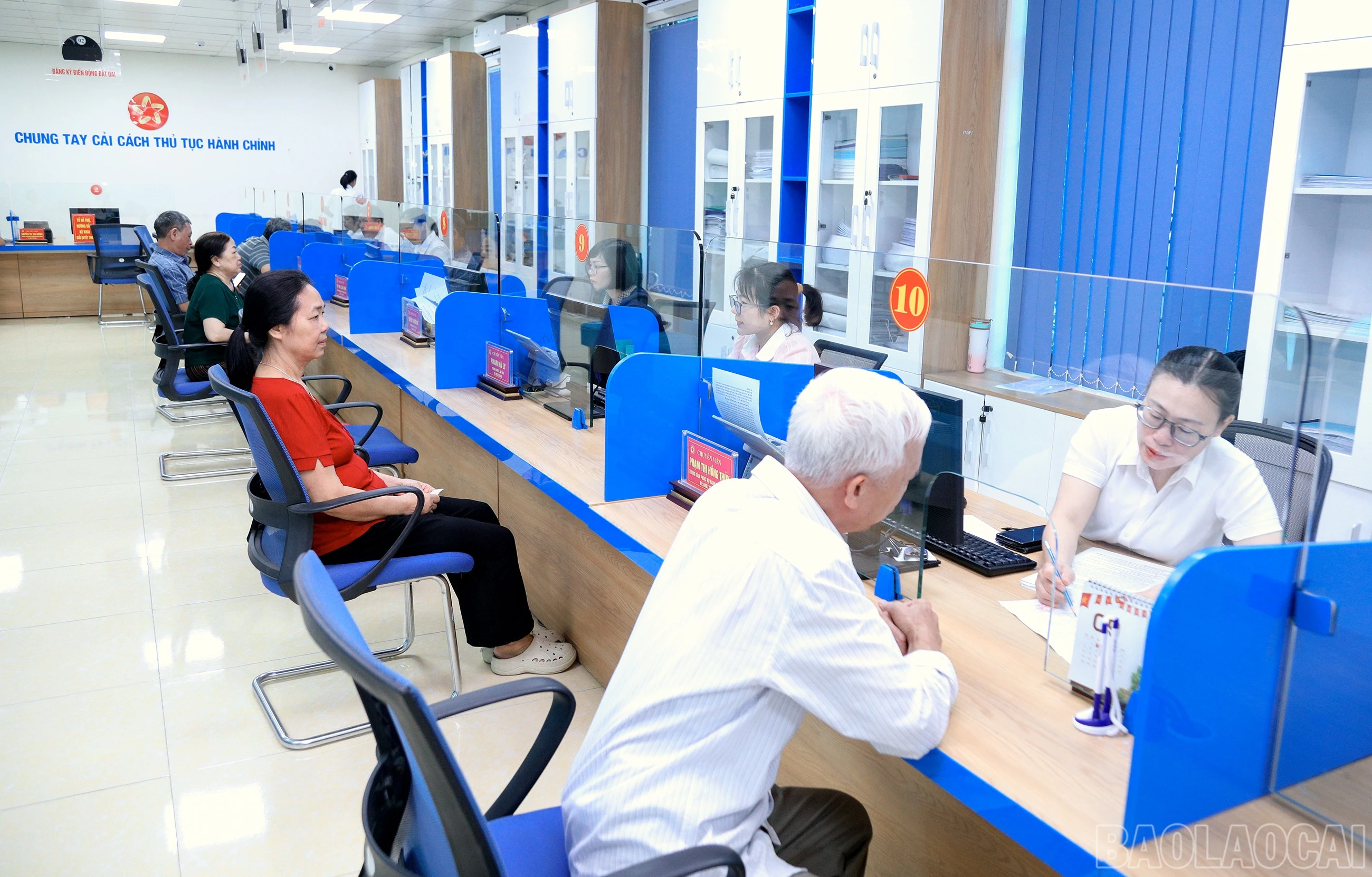 Người dân đến làm thủ tục tại Trung tâm Phục vụ hành chính công phường Yên Bái luôn được cán bộ hướng dẫn tận tình, chu đáo. baolaocai-br_7j5a6731.jpg