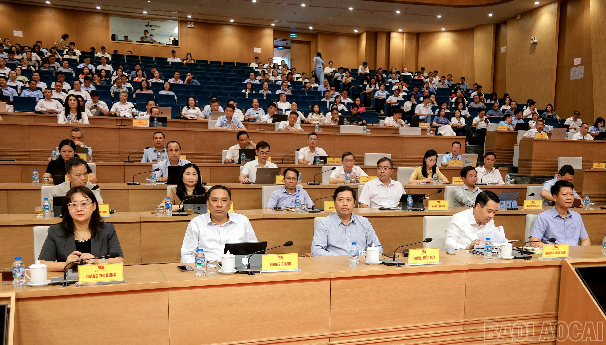 Cán bộ, đảng viên Lào Cai tham dự Hội nghị toàn quốc nghiên cứu, học tập, quán triệt và triển khai thực hiện các nghị quyết, chỉ thị của Bộ Chính trị. baolaocai-br_7j5a5157.jpg