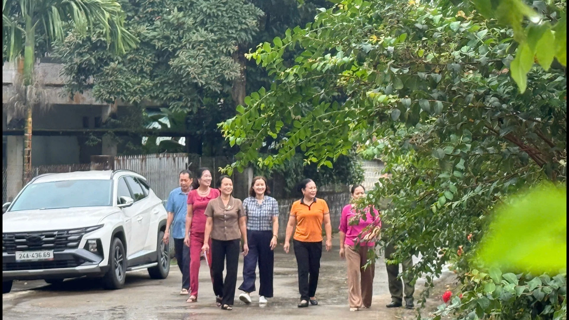 Chị Nguyễn Thúy Nga - Trưởng thôn lâm thời thôn Nhà Máy, xã Thượng Bằng La (mặc áo màu cam) cùng cán bộ thôn khảo sát tình hình dân cư. thon-manh-2650.jpg
