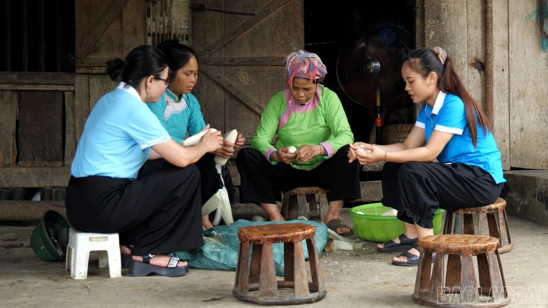 Bí thư Chi bộ thôn San Lùng Vàng Thị Tuyết Mai (phải ảnh) sâu sát từng hộ dân nắm bắt tâm tư, nguyện vọng. baolaocai-br_thon-manh-4464.jpg