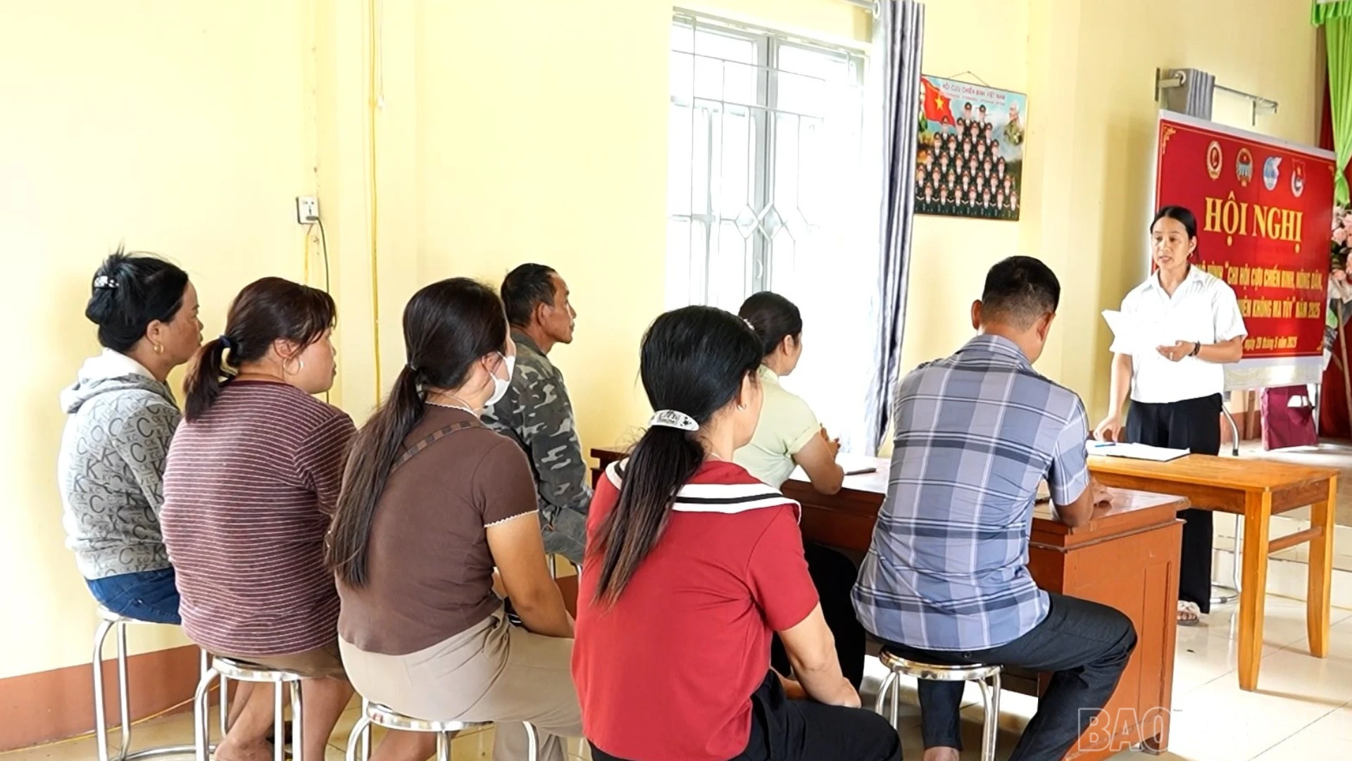 Chị Hà Thị Luyến - Trưởng thôn Cướm, xã Thượng Bằng La điều hành buổi họp thôn. baolaocai-br_thon-manh.jpg