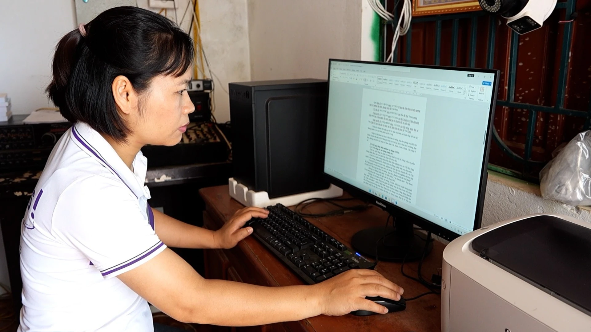 Chị Đỗ Thị Thúy - Trưởng thôn Hùng Sơn, xã Văn Chấn sử dụng máy vi tính để cập nhật thông tin và báo cáo hoạt động của thôn. thon-manh-5247.jpg