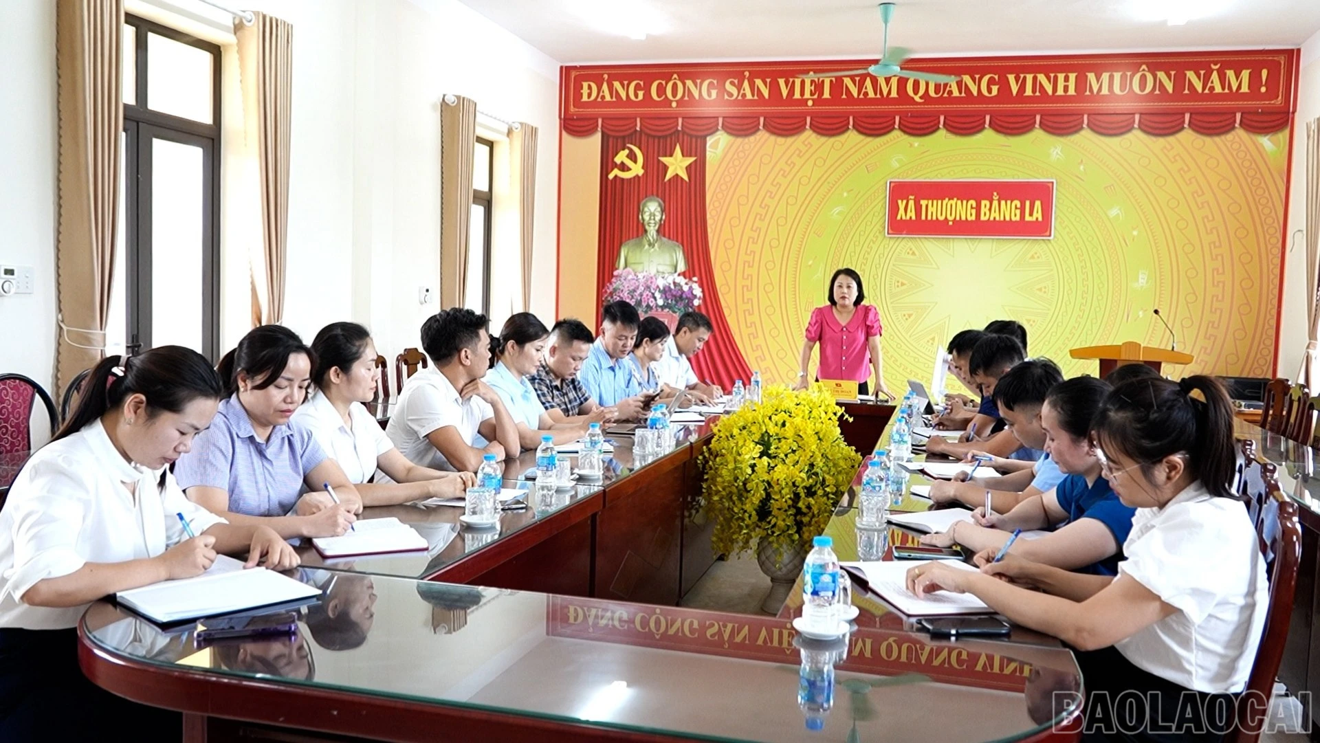 Bí thư Đảng ủy xã Thượng Bằng La Bùi Thị Doan điều hành cuộc họp Ban Chấp hành mở rộng bàn giải pháp nâng cao chất lượng đội ngũ cán bộ thôn. baolaocai-br_thon-manh-9547.jpg