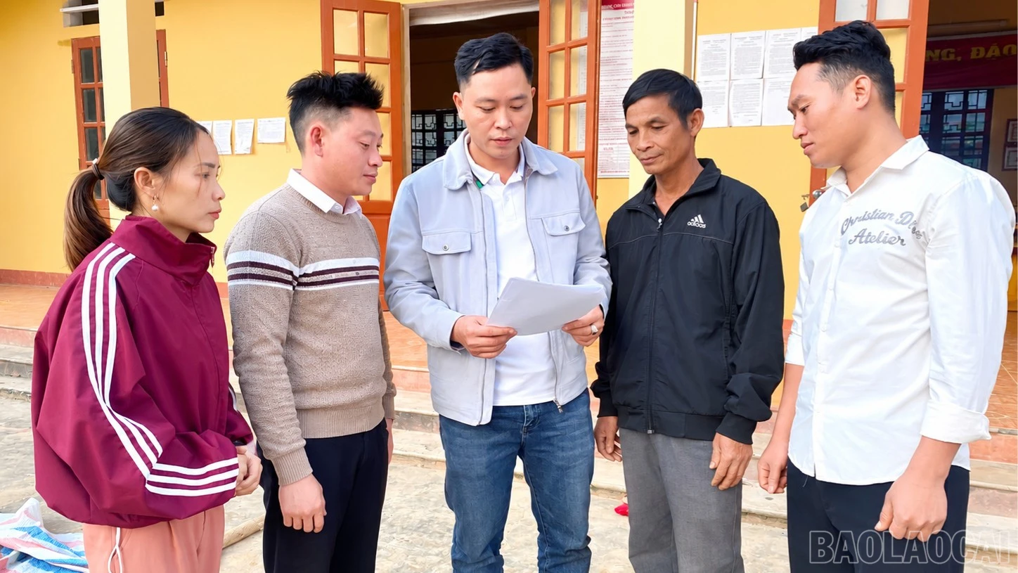 baolaocai-br_nhom-nguoi-xem-tai-lieu-truoc-tru-so-vang-9888.jpg