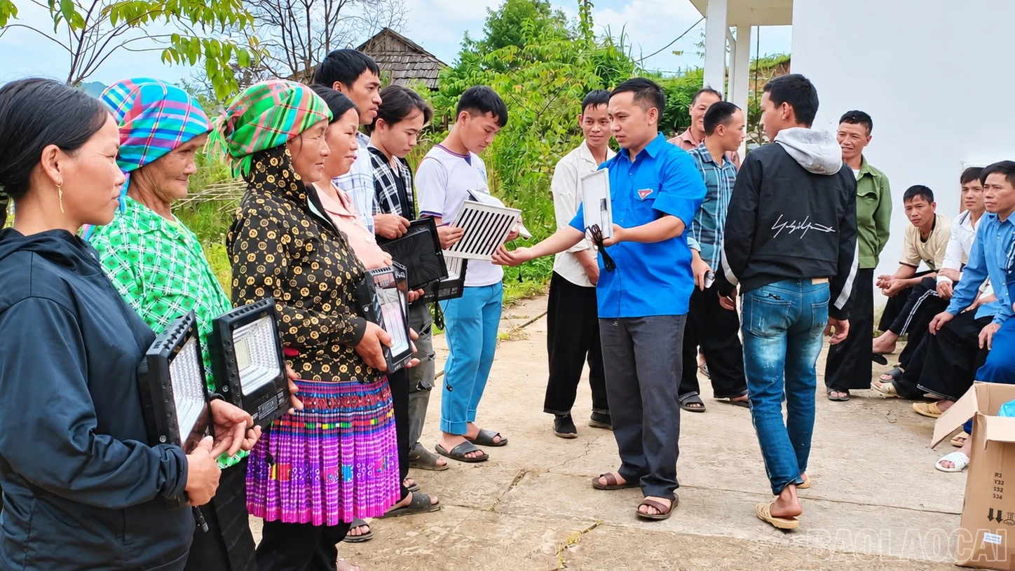 80 bộ đèn năng lượng mặt trời được Đoàn xã kết nối trao tặng cho các hộ dân. baolaocai-br_hoat-dong-trao-tang-den-nang-luong-mat-troi-9068.jpg