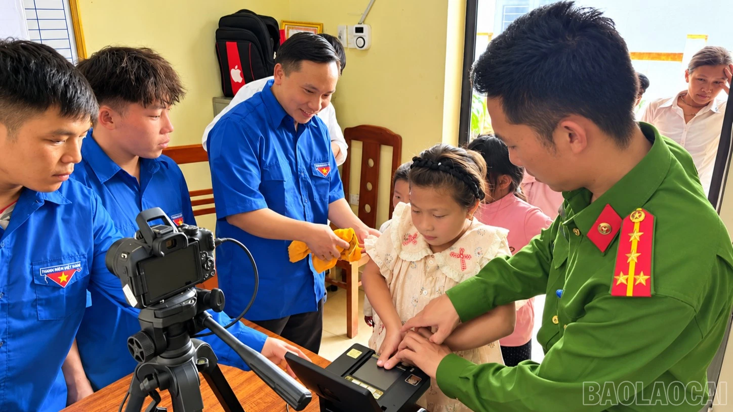 Đoàn viên, thanh niên xã Tà Xi Láng hỗ trợ đẩy nhanh tiến độ thu nhận, kích hoạt tài khoản định danh điện tử mức 2. baolaocai-br_chatgpt-image-16-36-46-2-thg.jpg