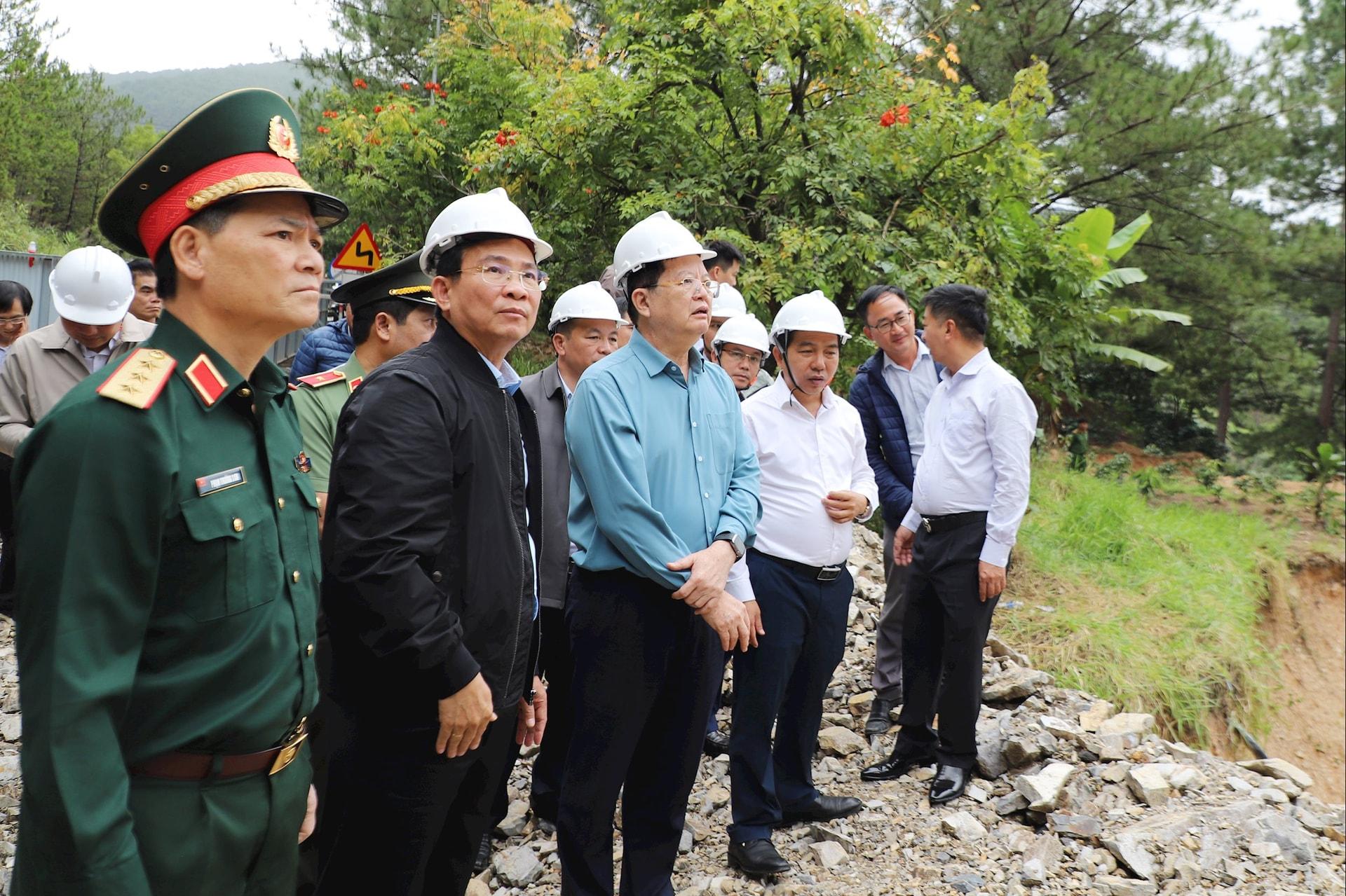 Trước đó, Đoàn Công tác của Phó Thủ tướng Mai Văn Chính đã tới kiểm tra việc khắc phục hậu quả sạt lở tại đèo Mimosa