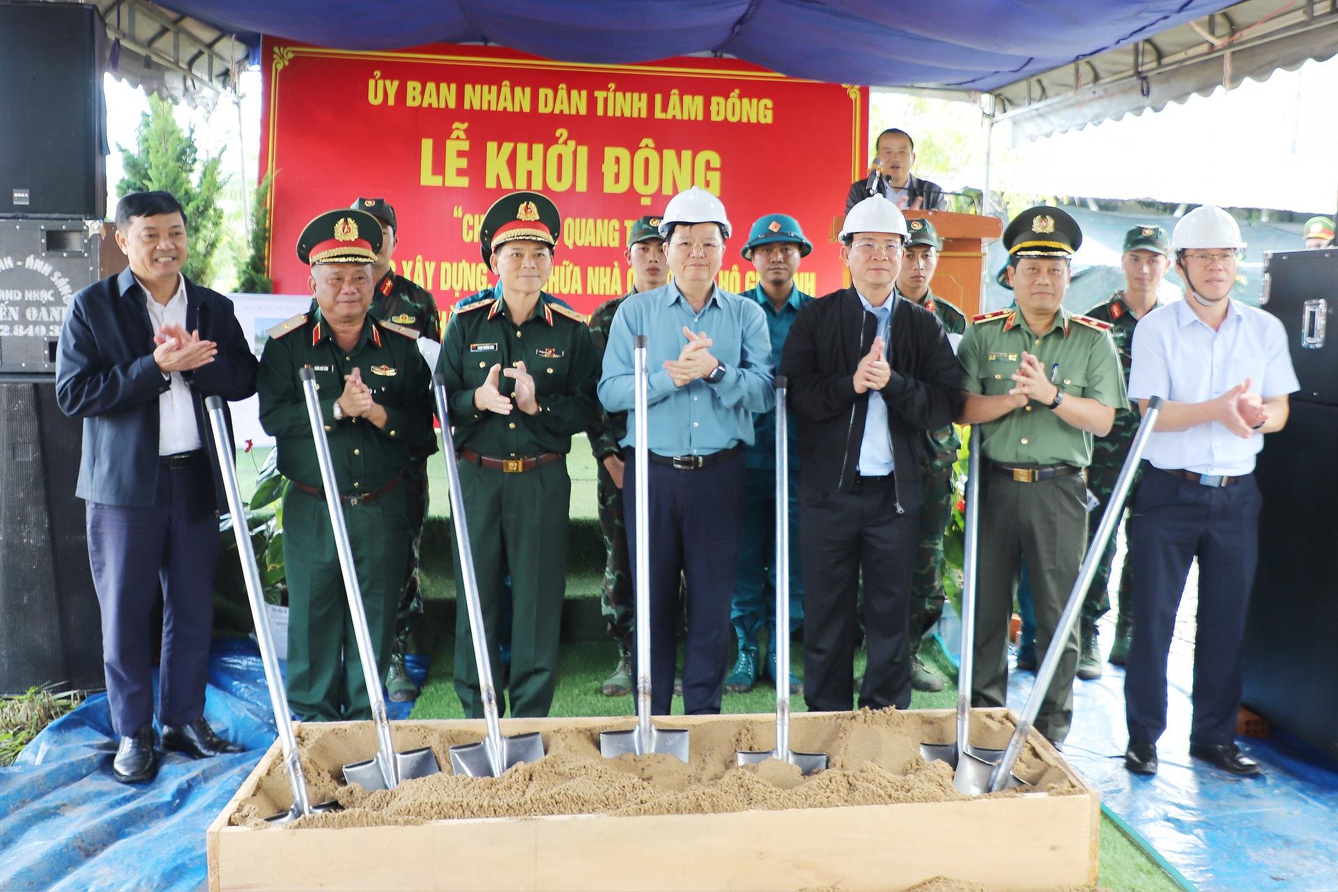 Phó Thủ tướng Chính phủ Mai Văn Chính và các đại biểu thực hiện nghi thức khởi công xây dựng nhà cho các hộ dân bị thiệt hại do thiên tai