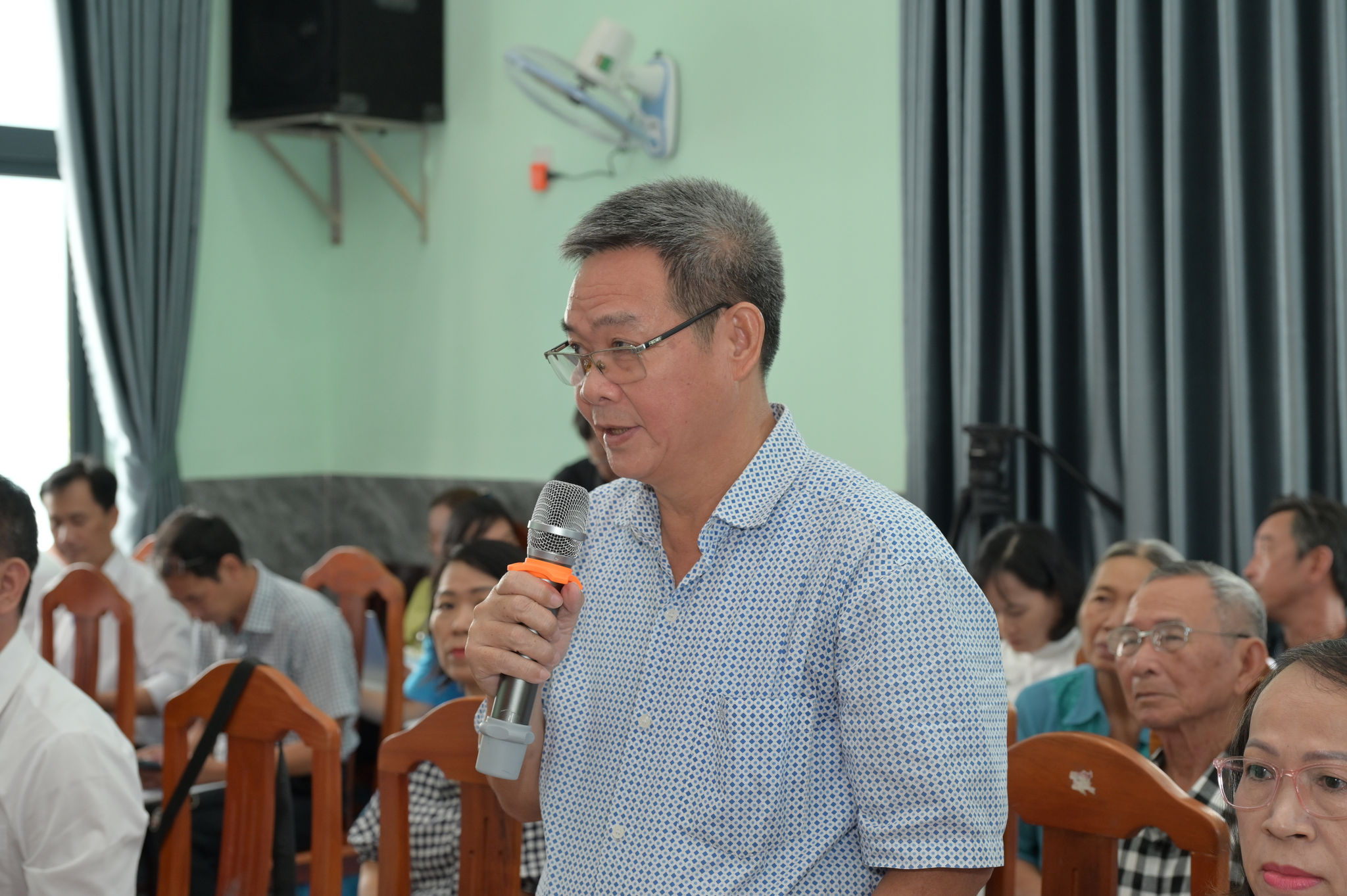 Cử tri Phạm Quốc Luy có ý kiến tại buổi tiếp xúc