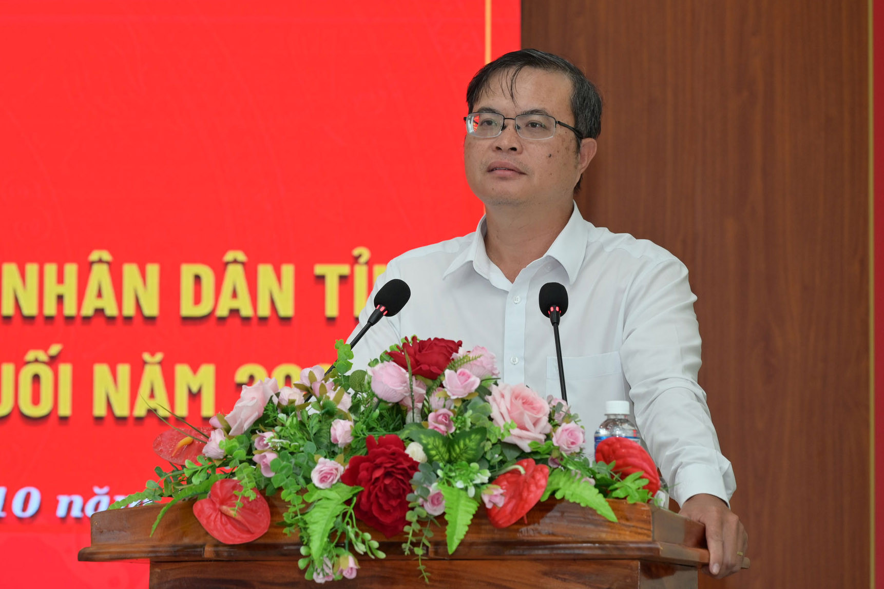ong-nguyen-van-dat-pho-chu-tich-ubnd-phuong-binh-thuan-tra-loi-cac-van-de-thuoc-tham-quyen(2).jpg