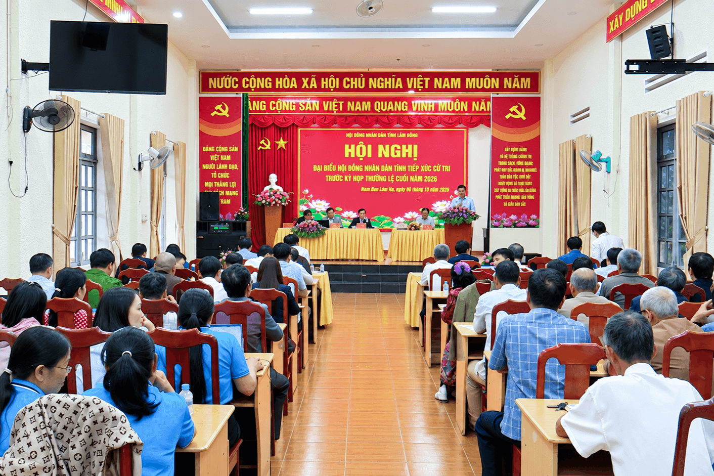 quang-canh-hoi-nghi(1).png