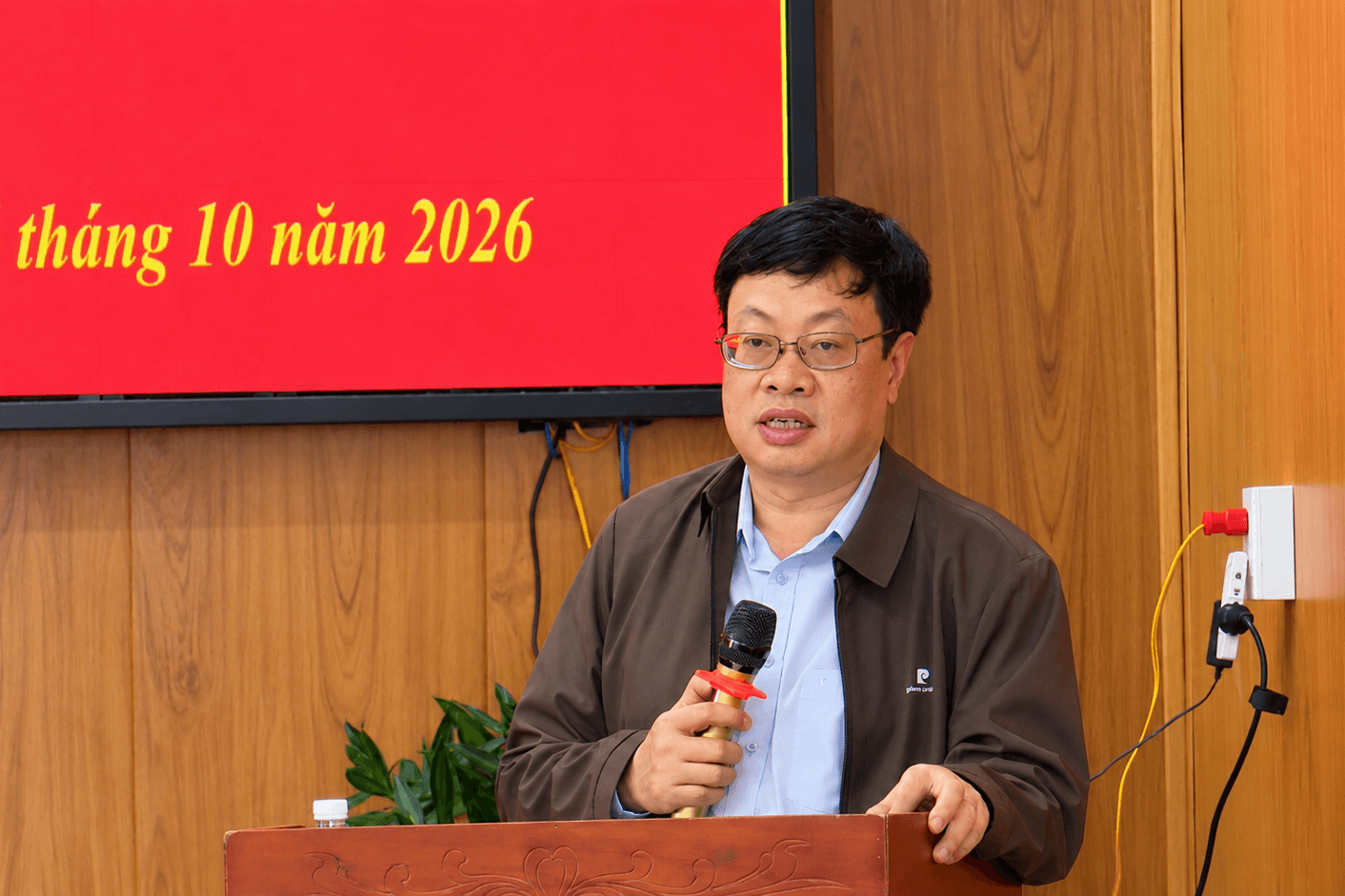 Phát biểu tại hội nghị trong phòng gỗ