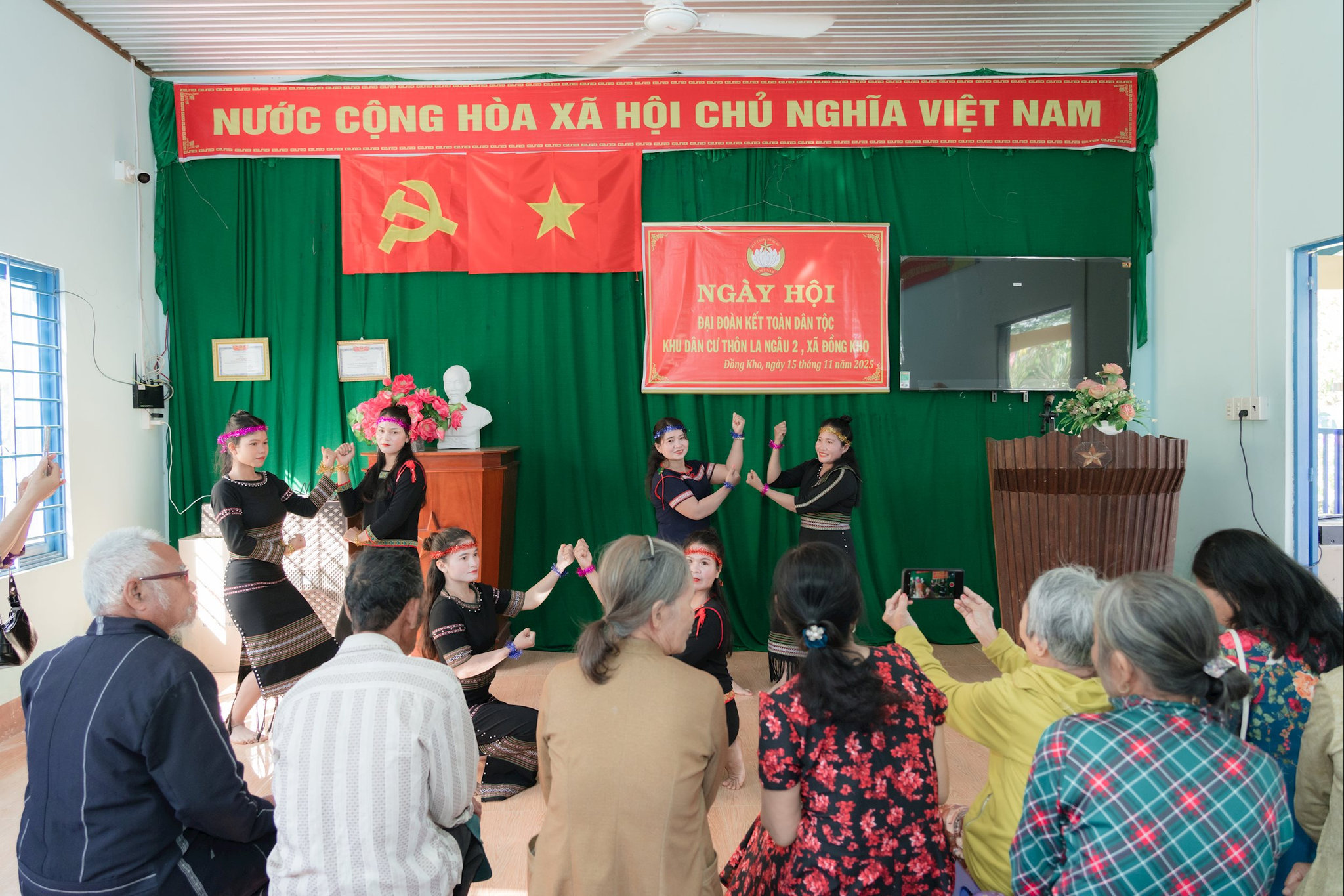 Bà con khu dân cư thôn La Ngâu 2, xã Đồng Kho vui trong Ngày hội Đại đoàn kết toàn dân tộc năm 2025