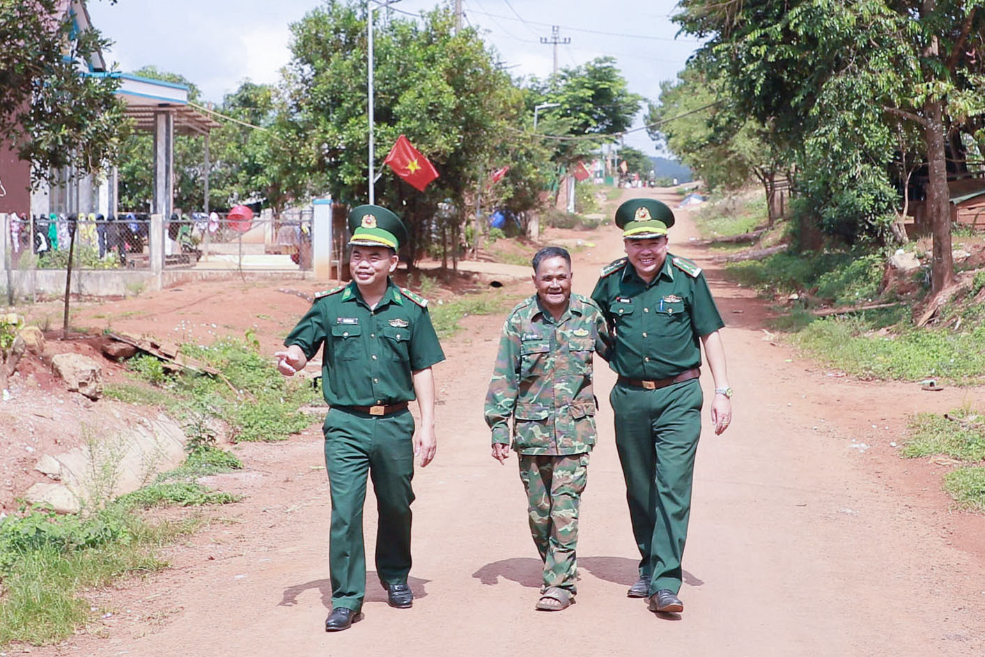 ong-dieu-d-ray-o-giua-cung-can-bo-don-bien-phong-dak-dang-bam-dia-ban-thuong-xuyen-van-dong-nhan-dan-tham-gia-bao-ve-duong-bien-cot-moc.jpg