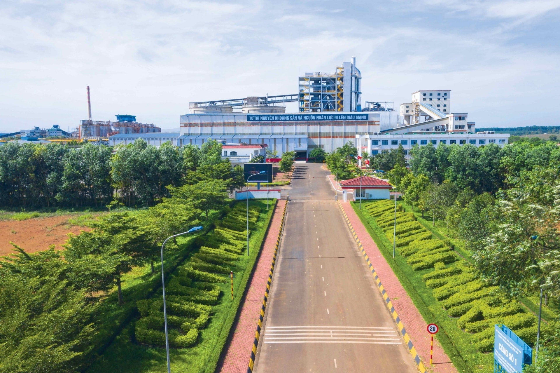 baolamdong.vn-file-e7837c02845ffd04018473e6df282e92-092024-_1._cong_so_1_nha_may_alumina_-_cong_ty_nhom_lam_dong_20240930103809.jpg