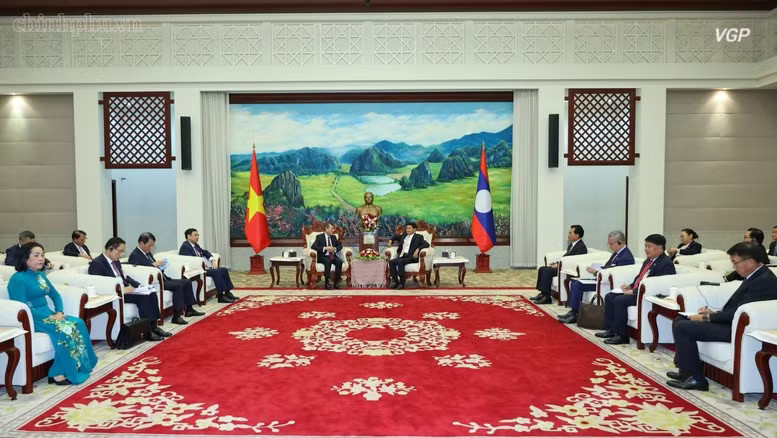 Hai nhà lãnh đạo khẳng định chính sách nhất quán và ưu tiên cao nhất của mỗi nước dành cho việc gìn giữ, vun đắp quan hệ hữu nghị vĩ đại, đoàn kết đặc biệt, hợp tác toàn diện và gắn kết chiến lược Việt Nam-Lào. (Ảnh: chinhphu.vn/Nhật Bắc) aa3.jpg