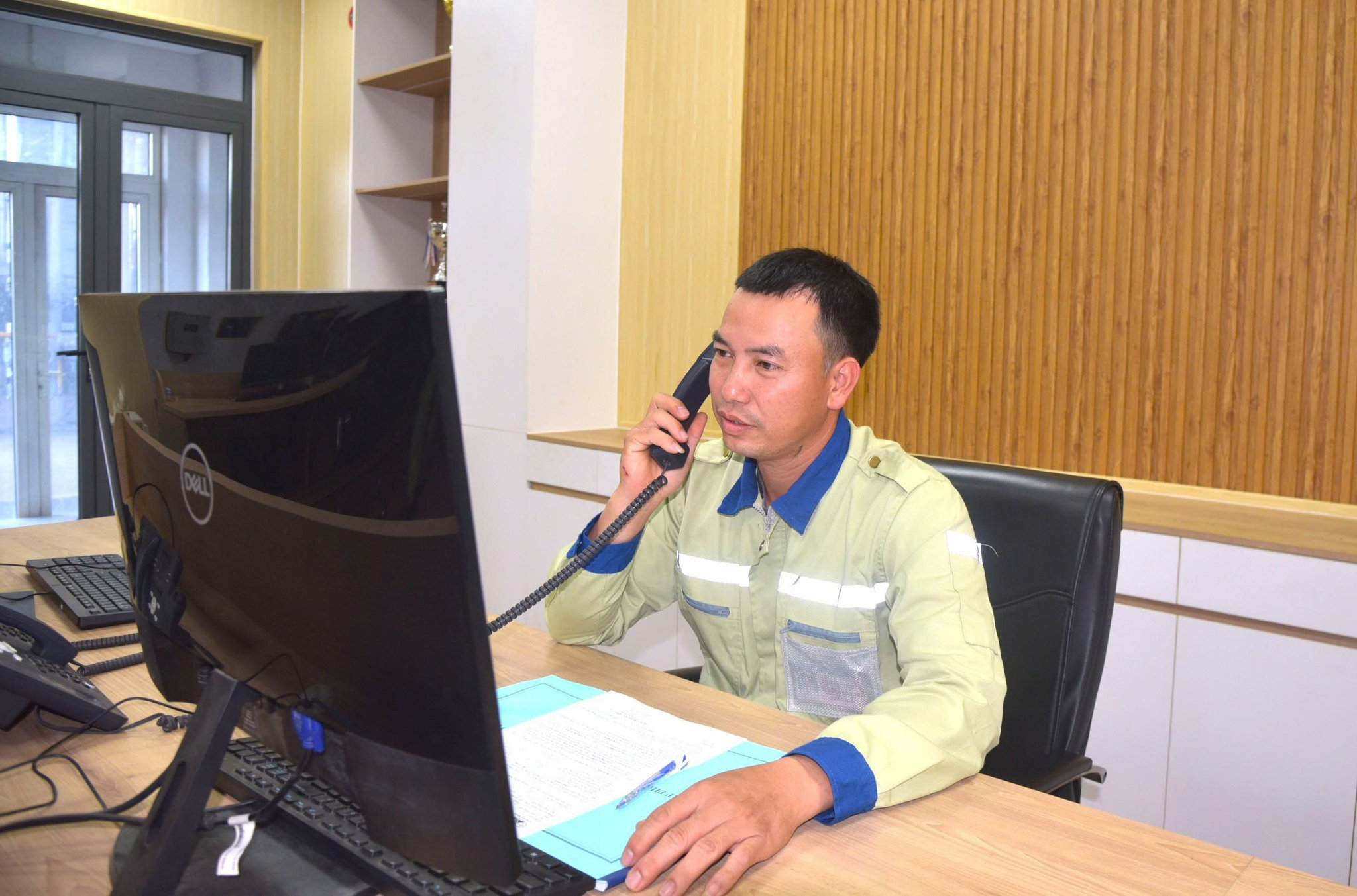 Anh Phạm Ngọc Thanh, Trưởng ca Phân xưởng Nhiệt điện, Công ty Nhôm Đắk Nông - TKV trong giờ trự