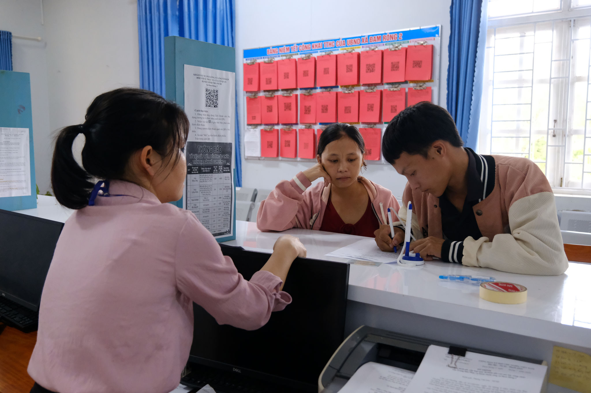 Chị Thào Thị Thiện được hướng dẫn thủ tục đăng ký kết hôn tại xã