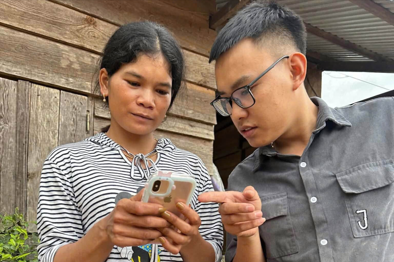 nguoi-dan-duoc-huong-dan-su-dung-nhieu-tien-ich-trong-cuoc-song.jpg