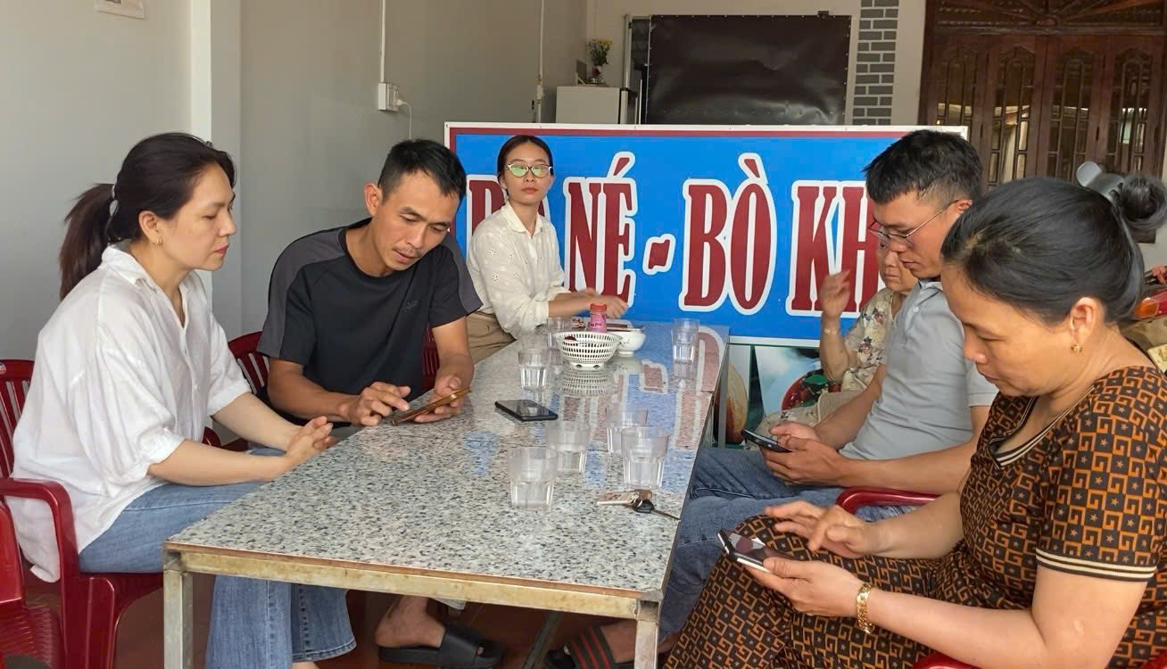 Người dân thôn 2 xã Trường Xuân được Tổ chuyển đổi số cộng đồng xã hướng dẫn các thao tác trên môi trường số