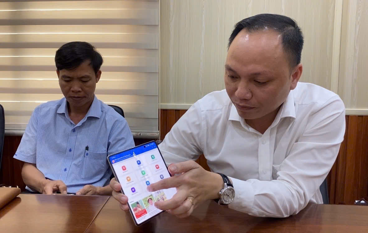 Ông Lê Xuân Thuận, Chủ tịch UBND xã Trường Xuân (áo tráng) cho biết hiện nay xã đang hoàn thiện app dân cư 4.0, tích hợp thêm nhiều tiện ích