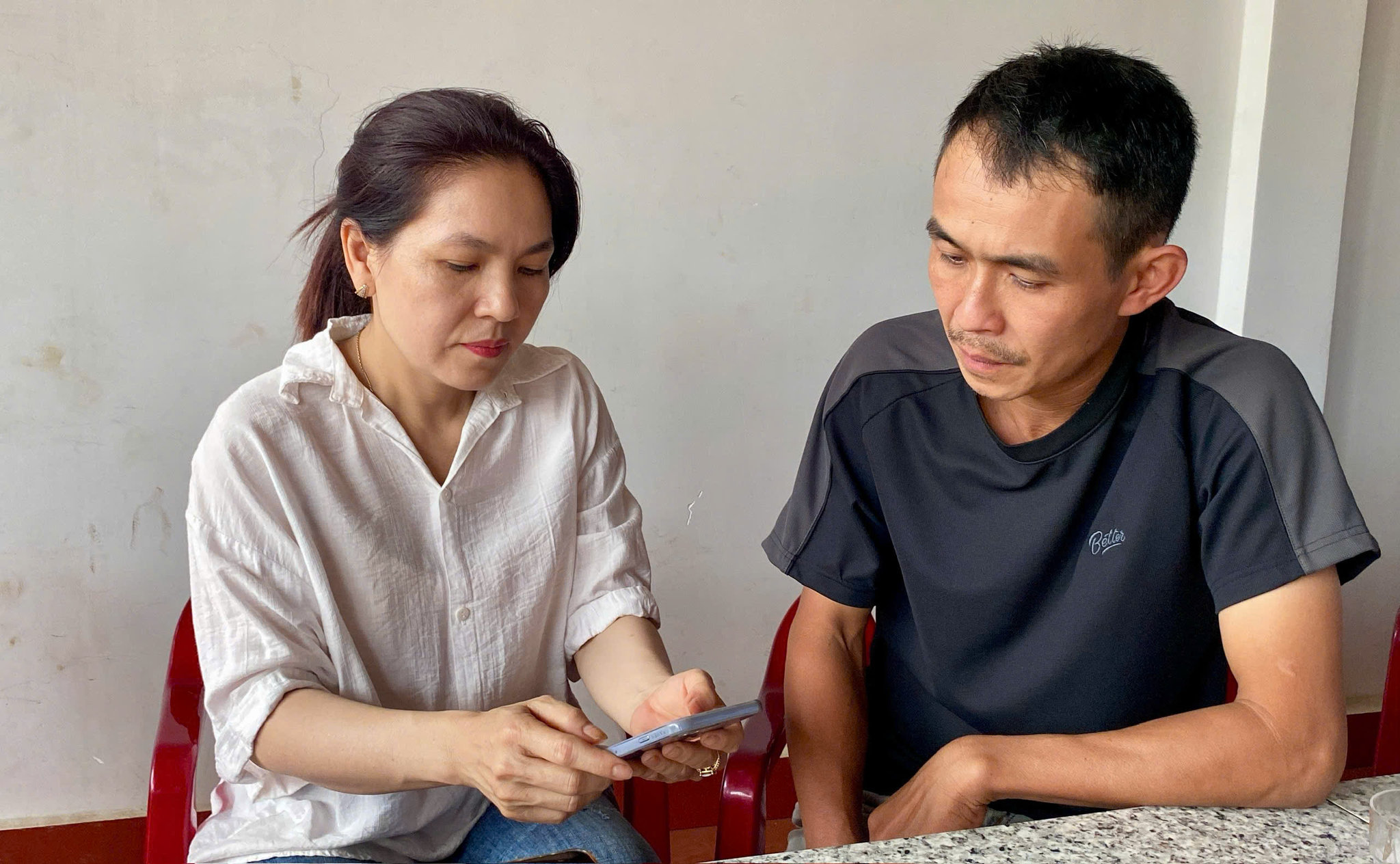 Anh Thân Thanh Chương cùng người dân tiếp cận thao tác trên môi trường số