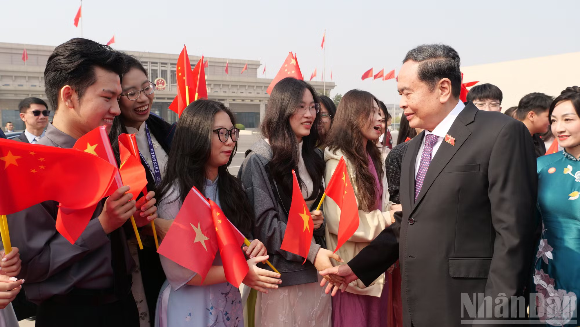 Chủ tịch Quốc hội Trần Thanh Mẫn bắt tay các bạn lưu học sinh Việt Nam tại Trung Quốc. ndo_br_p2724939.jpg