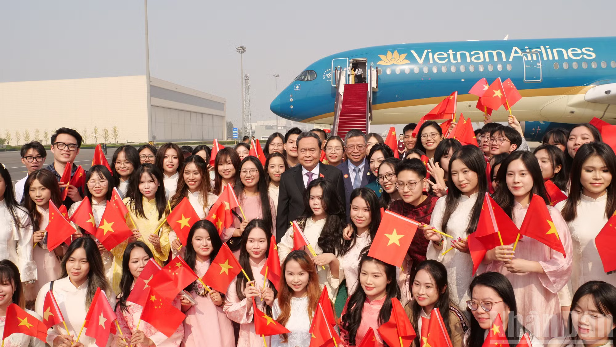 Chủ tịch Quốc hội Trần Thanh Mẫn chụp ảnh cùng Đại sứ Phạm Thanh Bình và đại diện cộng đồng lưu học sinh Việt Nam tại Trung Quốc. ndo_br_p2725078.jpg