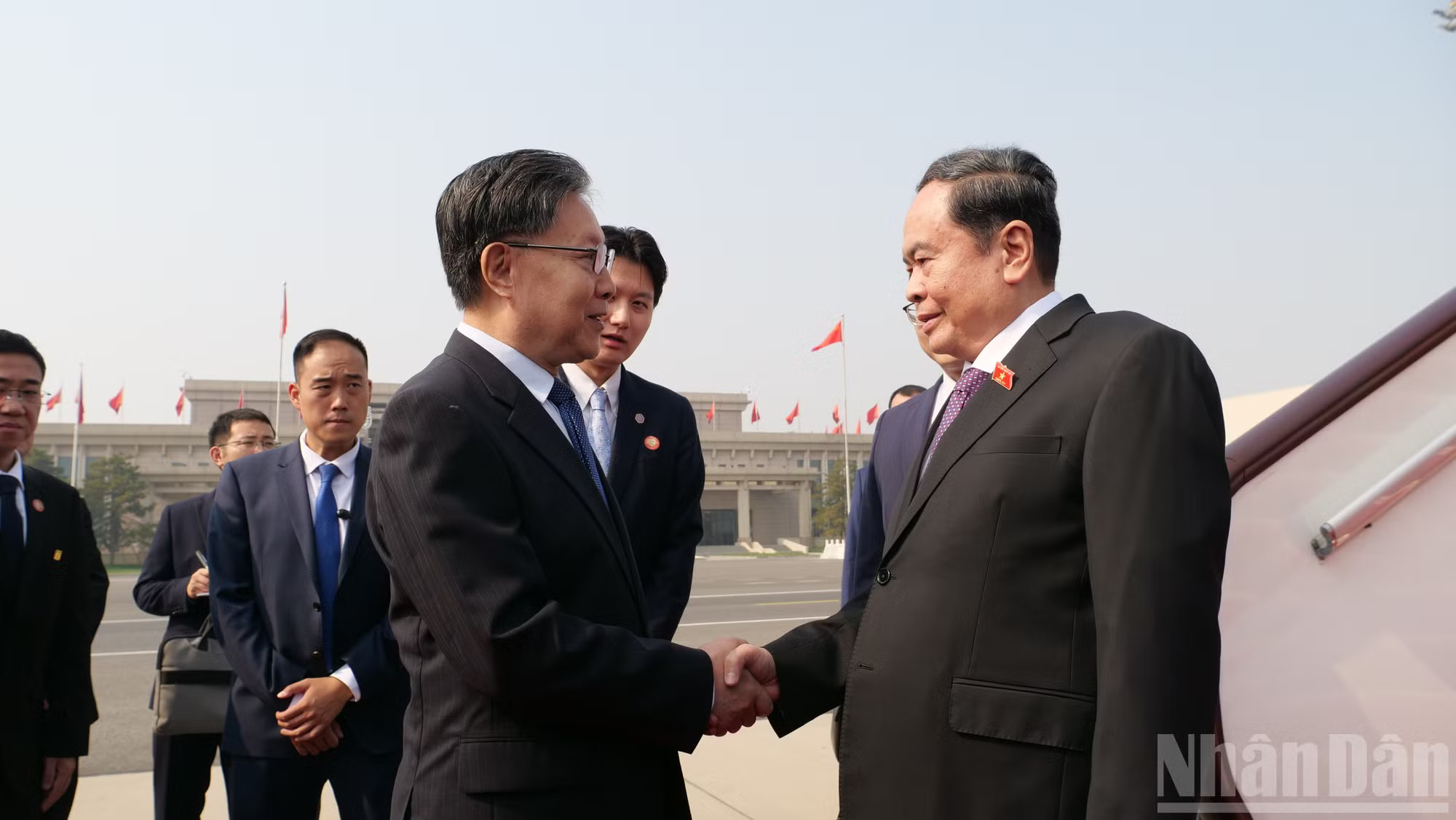 Đồng chí Vương Đông Minh, Phó Ủy viên trưởng Ủy ban Thường vụ Nhân đại toàn quốc Trung Quốc nhiệt liệt chào mừng Chủ tịch Quốc hội Trần Thanh Mẫn. ndo_br_p2724805.jpg