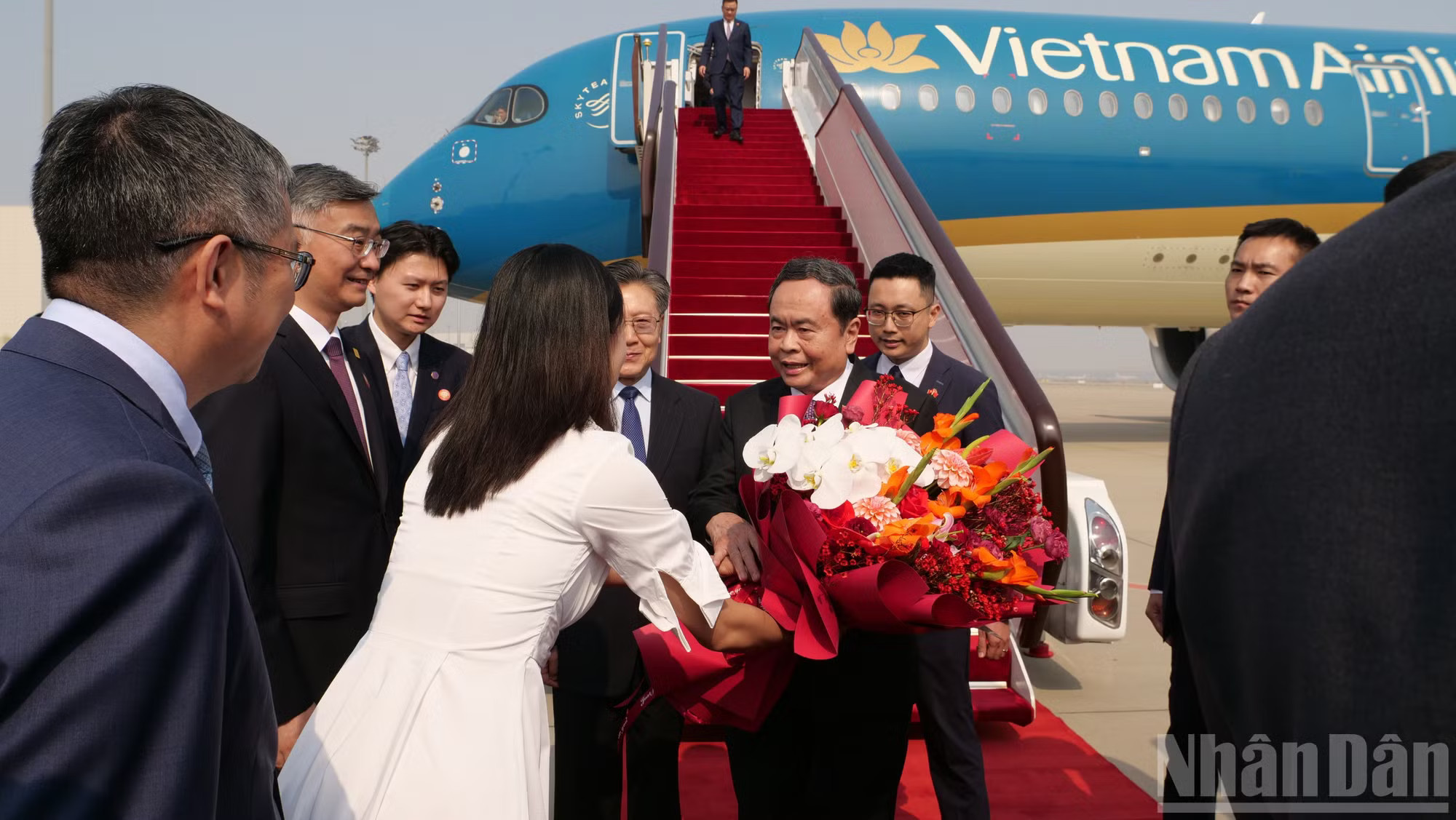 Chủ tịch Quốc hội Trần Thanh Mẫn nhận bó hoa tươi thắm từ Nhân đại Trung Quốc. ndo_br_p2724861.jpg