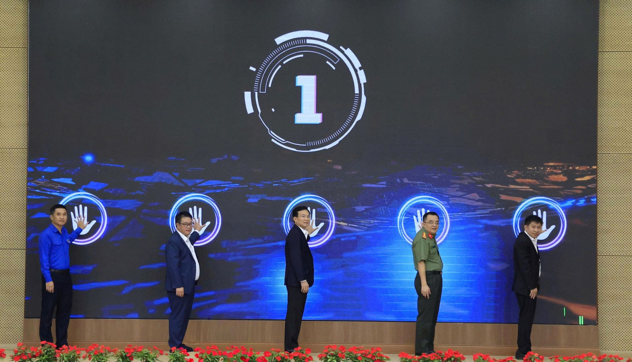 Các đồng chí lãnh đạo tỉnh Lâm Đồng bấm nút khởi động chương trình Bình dân học vụ số