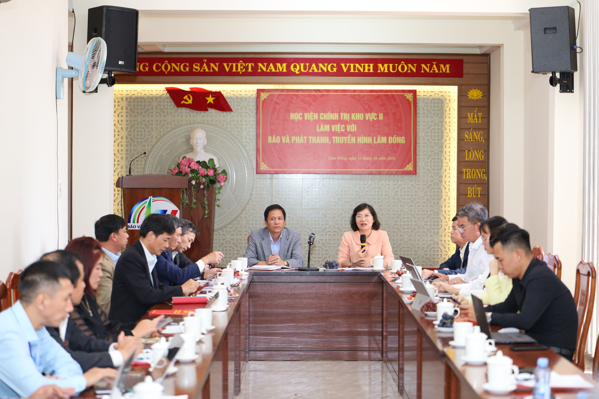 quang-canh-buoi-lam-viec(1).jpg