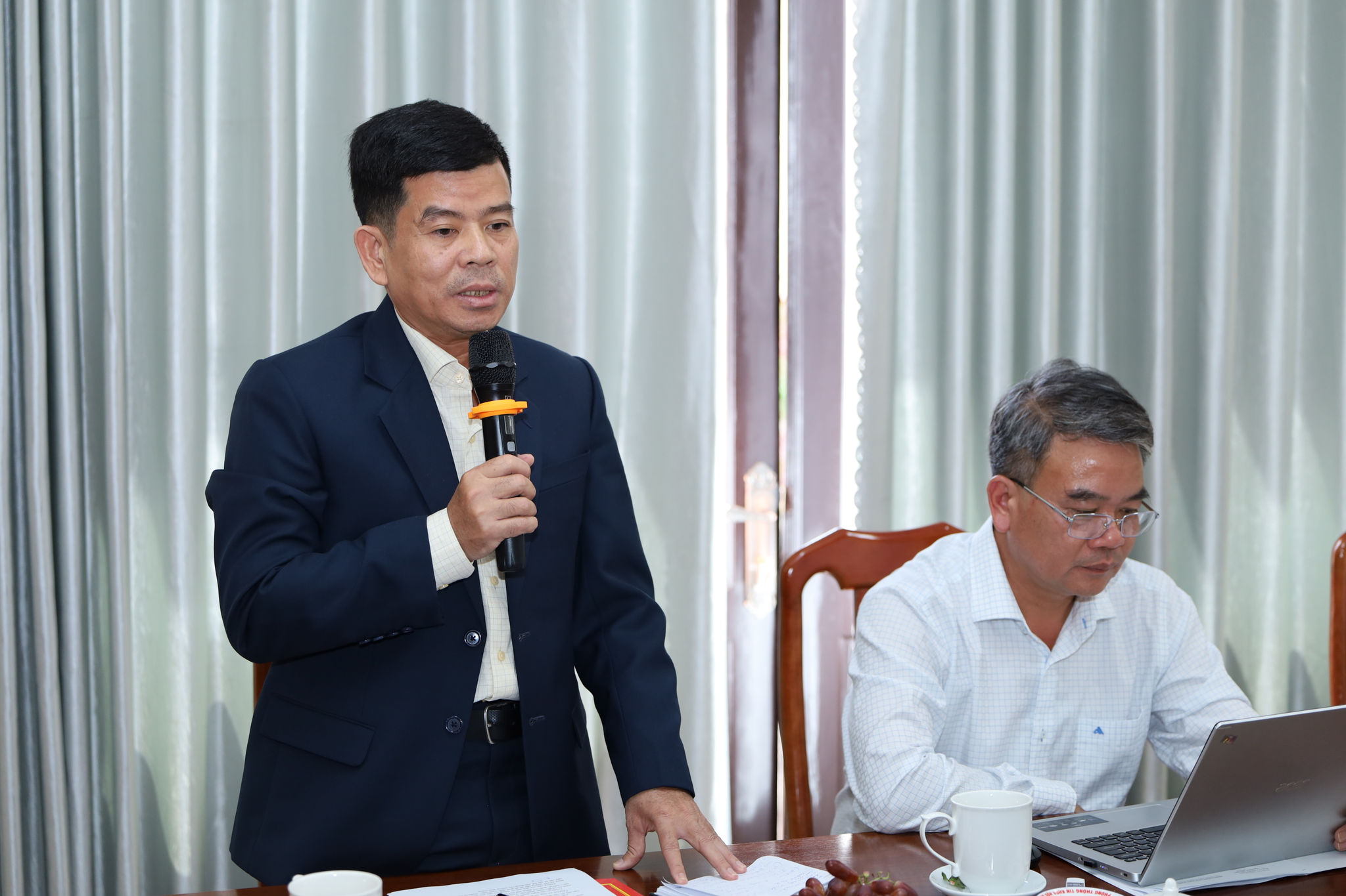 PGS.TS. Võ Hữu Phước, Trưởng khoa Kinh tế - Xã hội và Môi trường, Học viện Chính trị khu vực II trao đổi một số ý kiến tại buổi làm việc