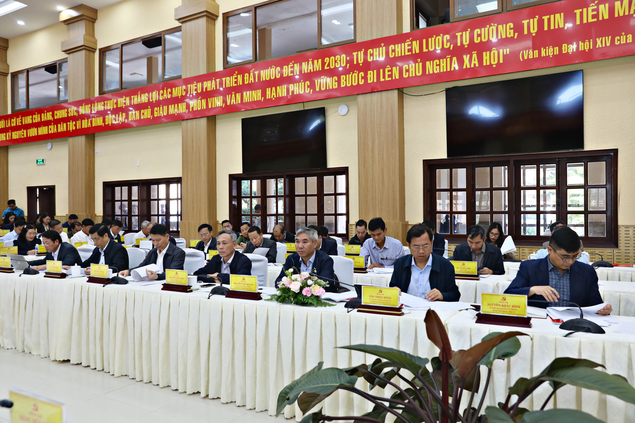 Các đồng chí Ủy viên Ban Thường vụ Tỉnh Ủy Lâm Đồng tham dự Hội nghị