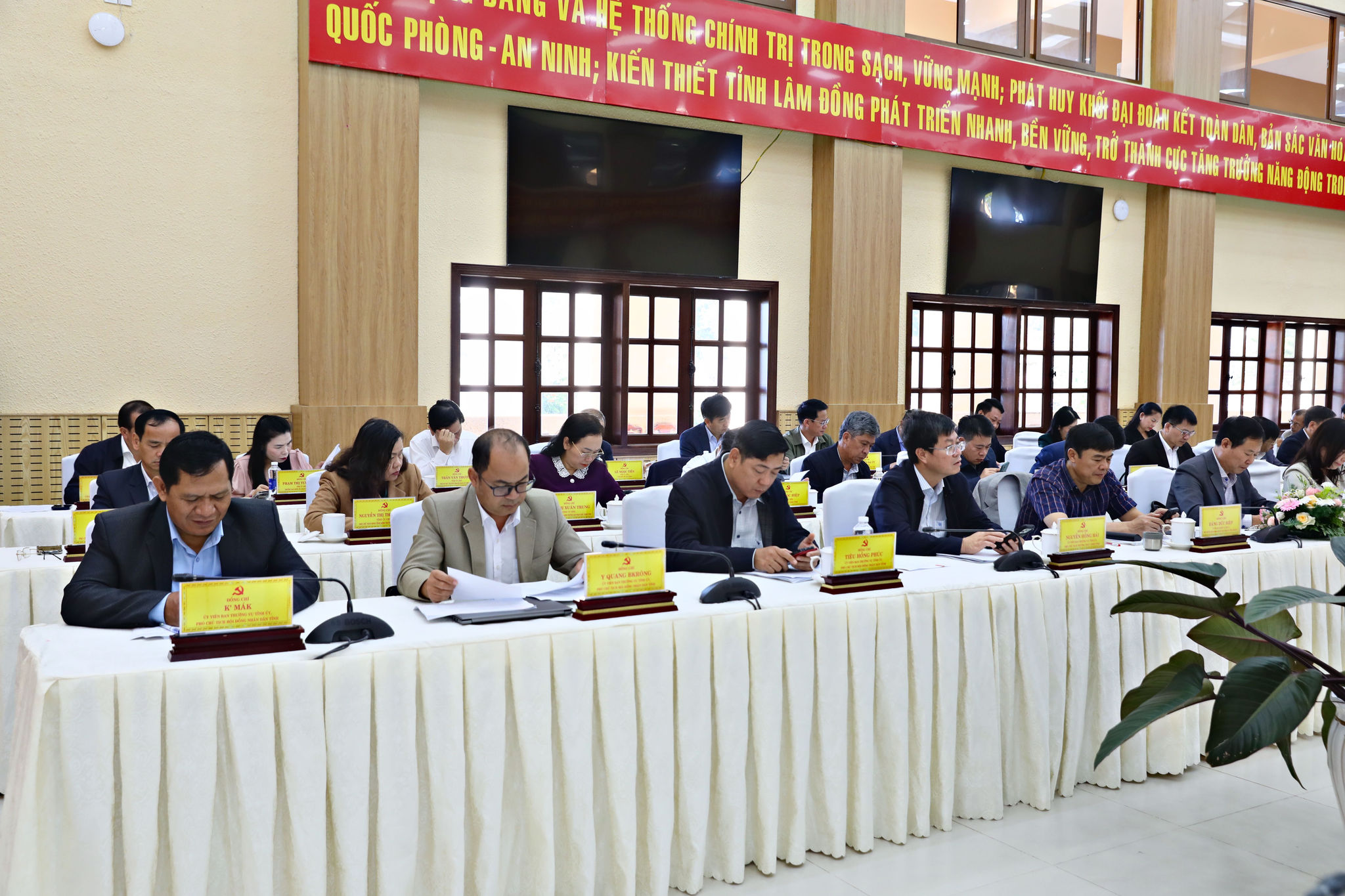 Các đồng chí Ủy viên Ban Thường vụ Tỉnh Ủy tham dự Hội nghị
