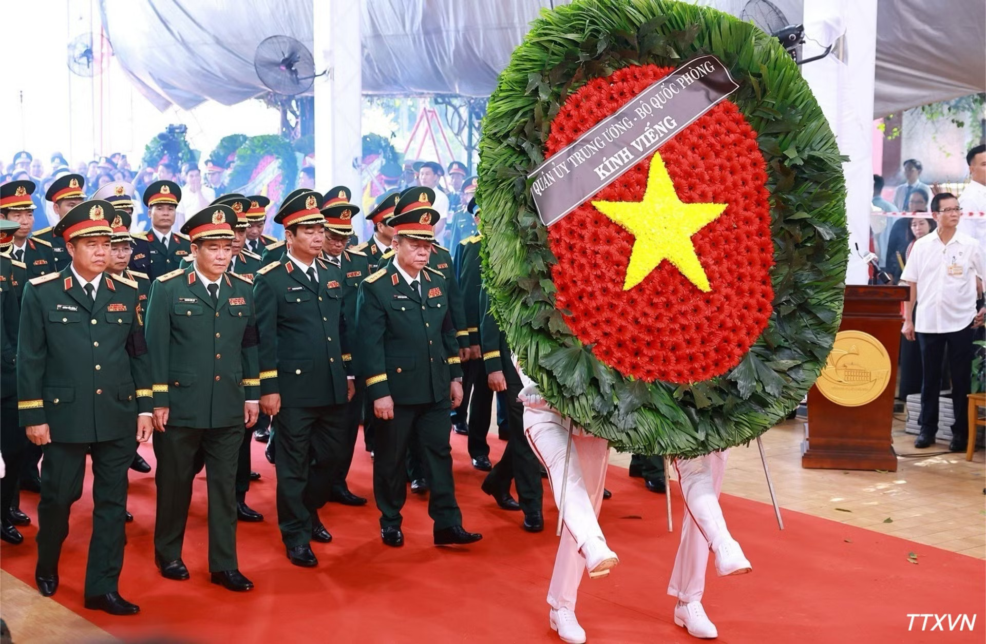 vna-potal-thu-tuong-du-le-vieng-truy-dieu-va-an-tang-hai-cot-liet-si-tai-cong-vien-van-hoa-le-thi-rieng-9556.jpg