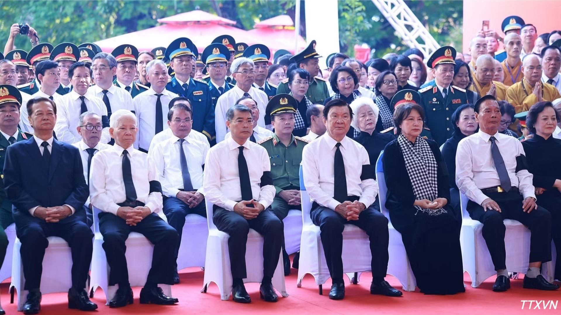 vna-potal-thu-tuong-du-le-vieng-truy-dieu-va-an-tang-hai-cot-liet-si-tai-cong-vien-le-thi-rieng-2604.jpg