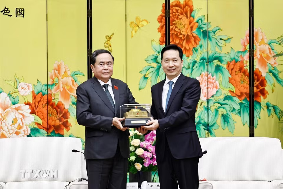 Chủ tịch Quốc hội Trần Thanh Mẫn tặng quà lưu niệm Bí thư Tỉnh uỷ, Chủ nhiệm Ủy ban Thường vụ Nhân đại tỉnh Thiểm Tây (Trung Quốc) Triệu Nhất Đức. (Ảnh: Doãn Tấn/TTXVN)