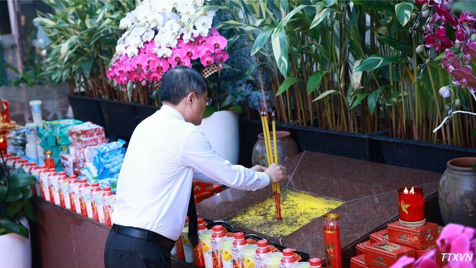 vna-potal-thu-tuong-du-le-vieng-truy-dieu-va-an-tang-hai-cot-liet-si-tai-cong-vien-van-hoa-le-thi-rieng-8457.jpg