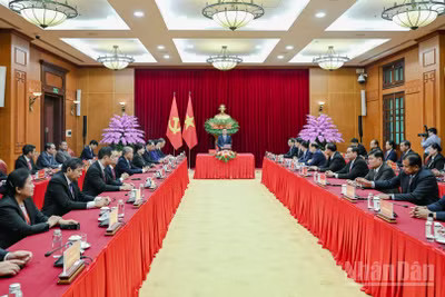 Thường trực Ban Bí thư Trần Cẩm Tú tiếp Đoàn cán bộ cấp cao Đảng Nhân dân Cách mạng Lào thăm và làm việc tại Việt Nam. (Ảnh: DUY LINH)